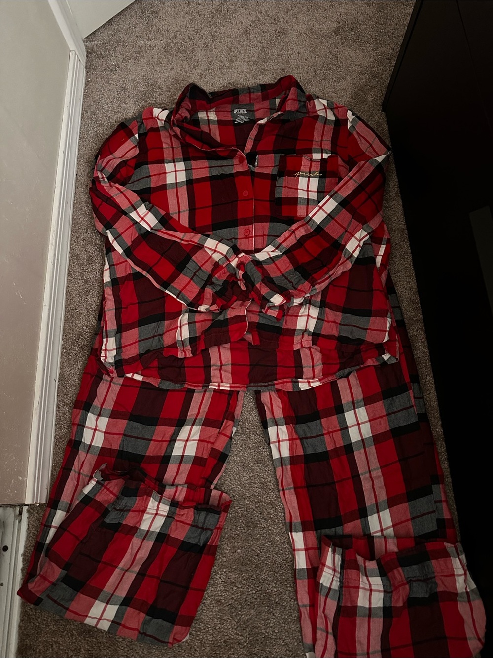 PINK Victoria's Secret Pajama Set Size Medium has a whole on the buttons 0533